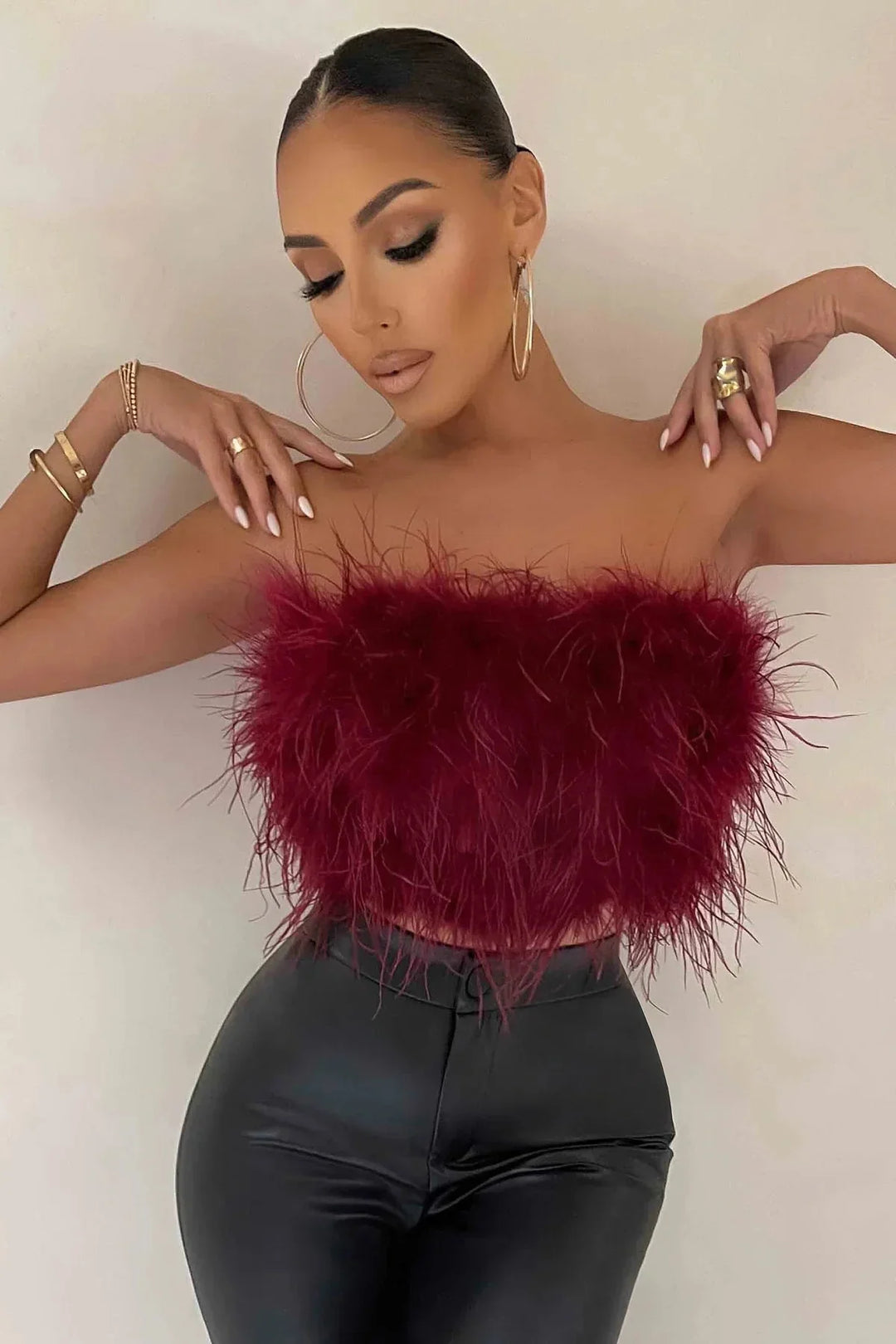 Elegante feesttop met veren voor dames, voor een onmiskenbaar chique uitstraling.