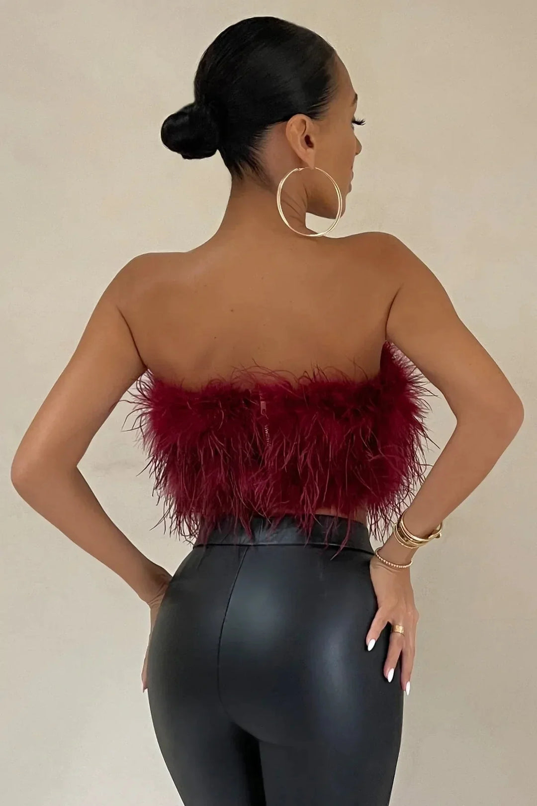 Chique mouwloze crop top, elegant en verfijnd met prachtige veren voor dames.