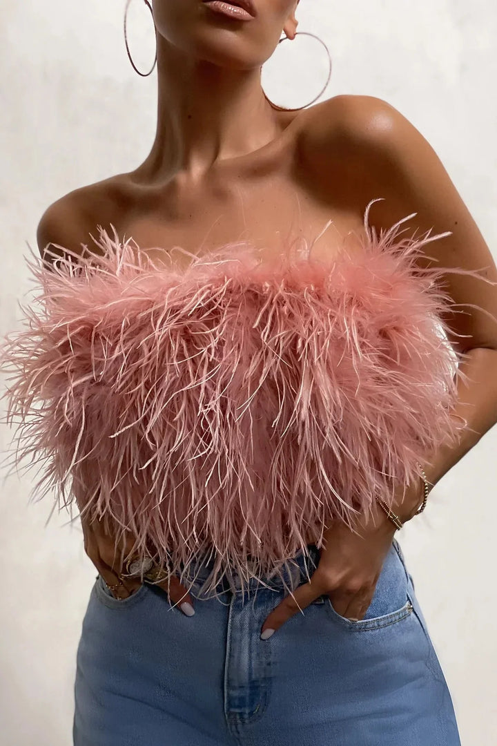 Zomerse dames crop top met trendy veren, ideaal voor een feestelijke gelegenheid.
