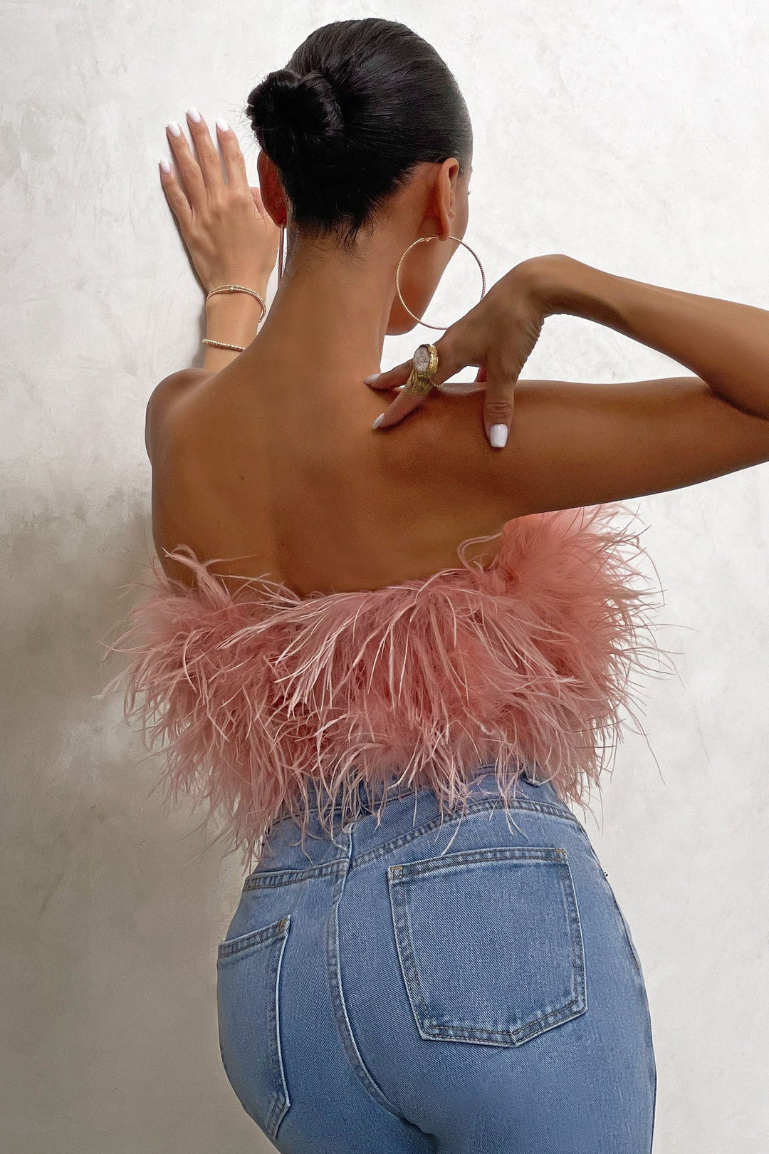 Elegante crop top voor dames, met zachte veren; de perfecte trendy feesttop.