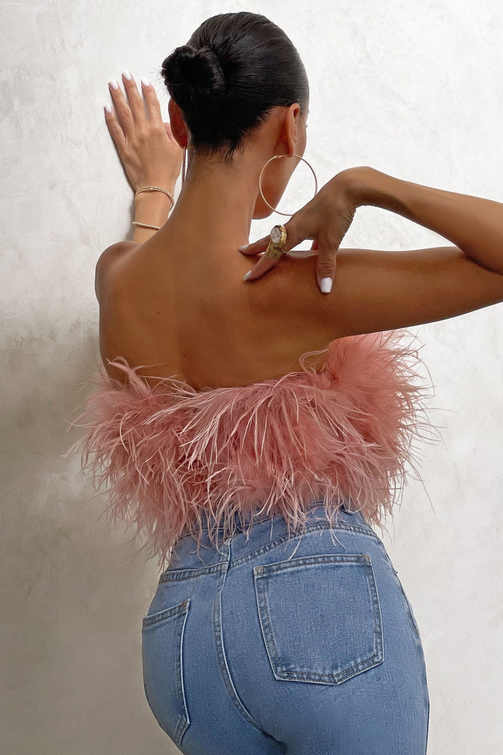 Elegante crop top voor dames, met zachte veren; de perfecte trendy feesttop.