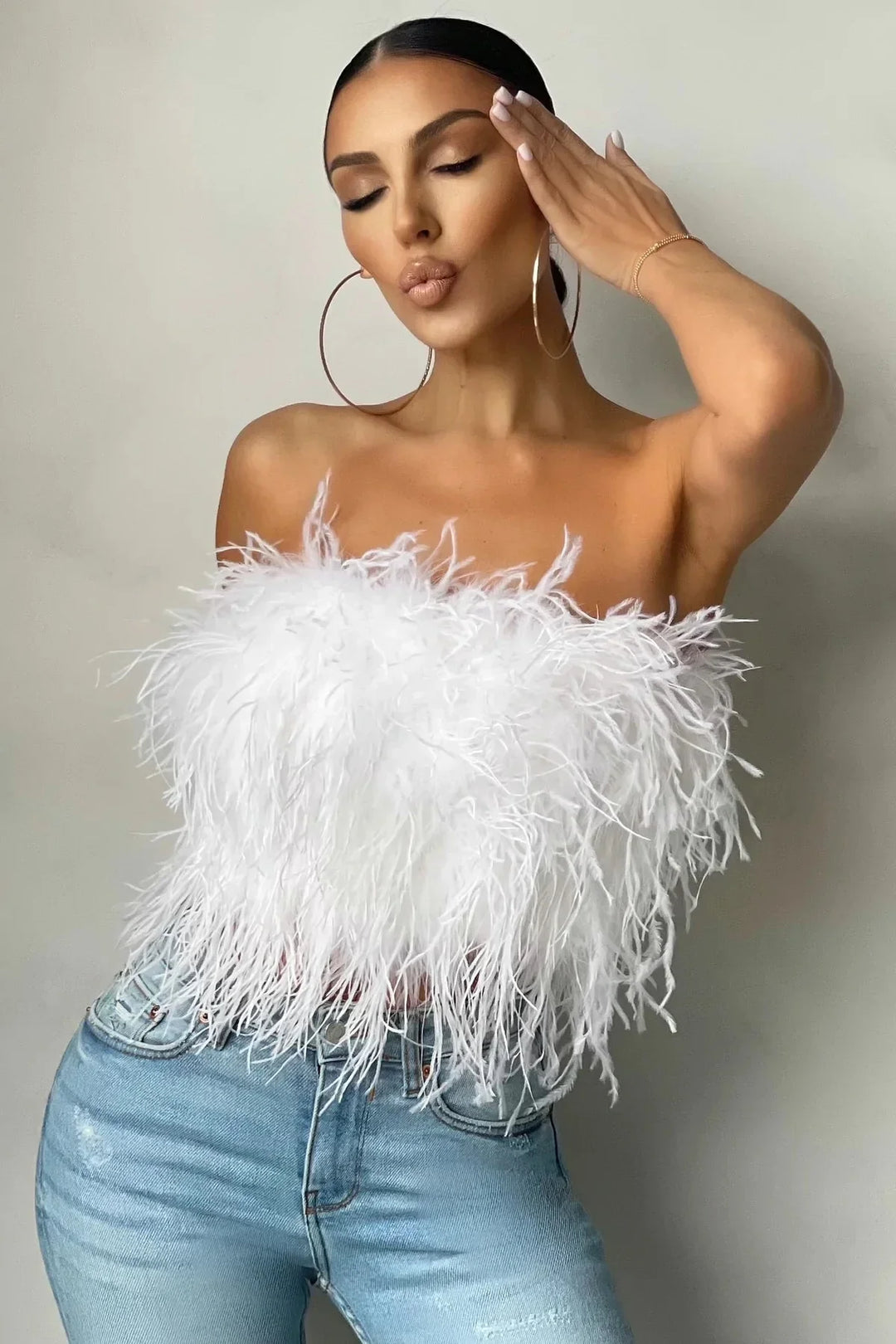Stijlvolle veren crop top, ideale feesttop voor vrouwen, elegant voor zomeravonden.