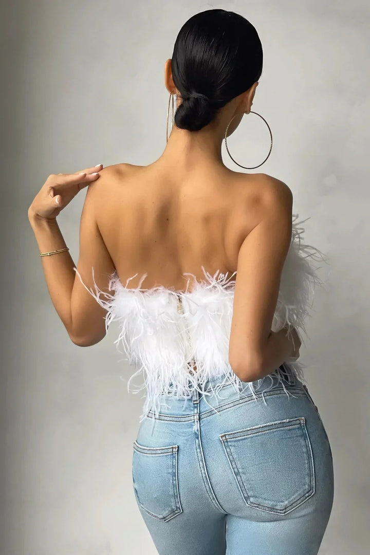 Chique dames top met fluffy veren, een must-have voor je trendy avondlook.
