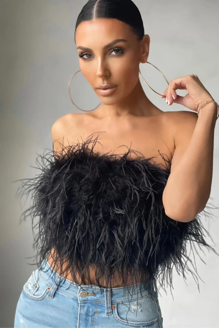 Modebewuste mouwloze crop top met elegant veren detail, ideaal als feesttop.