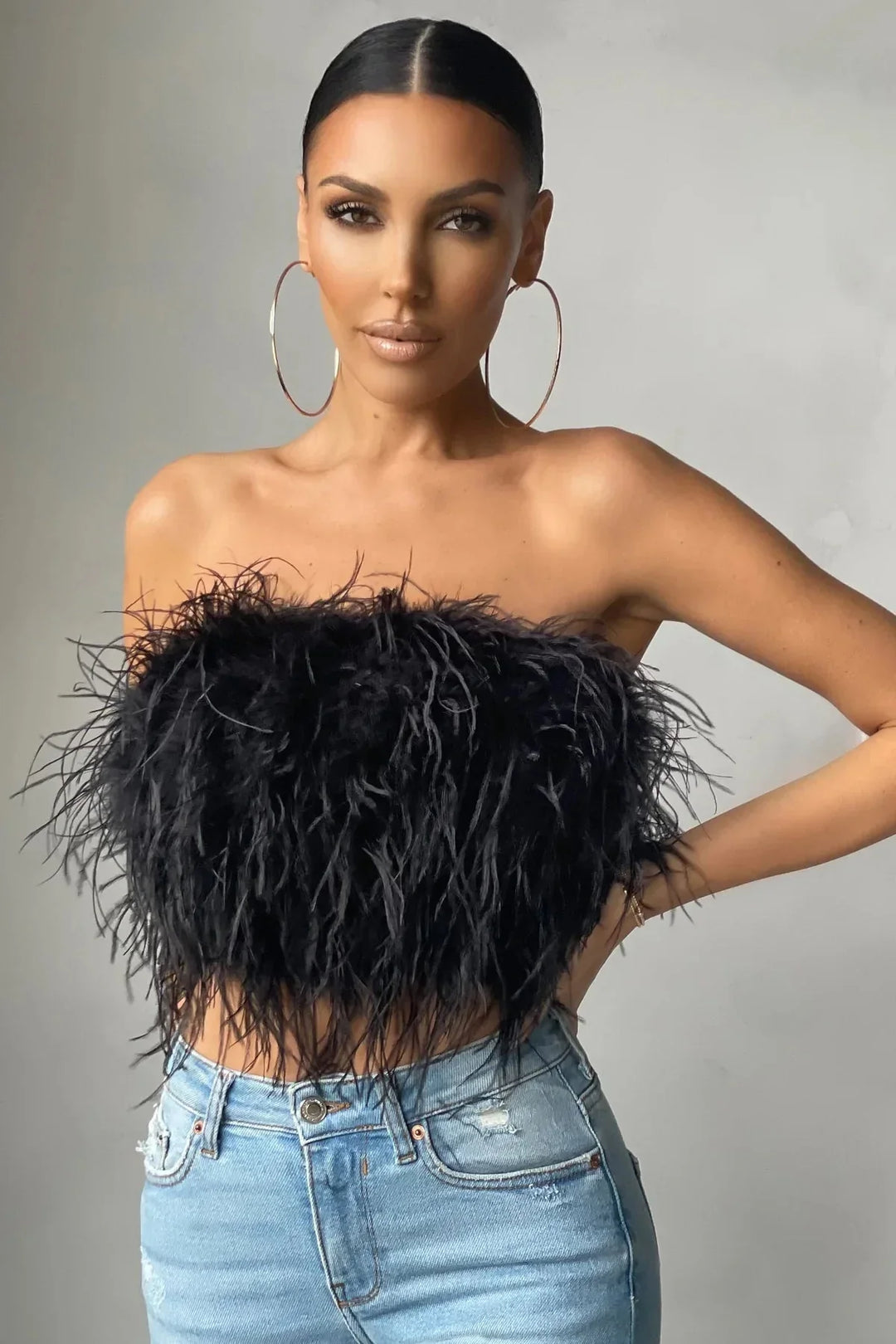 Zomerse dames crop top met chique veren, trendy en perfect voor een avondje uit.