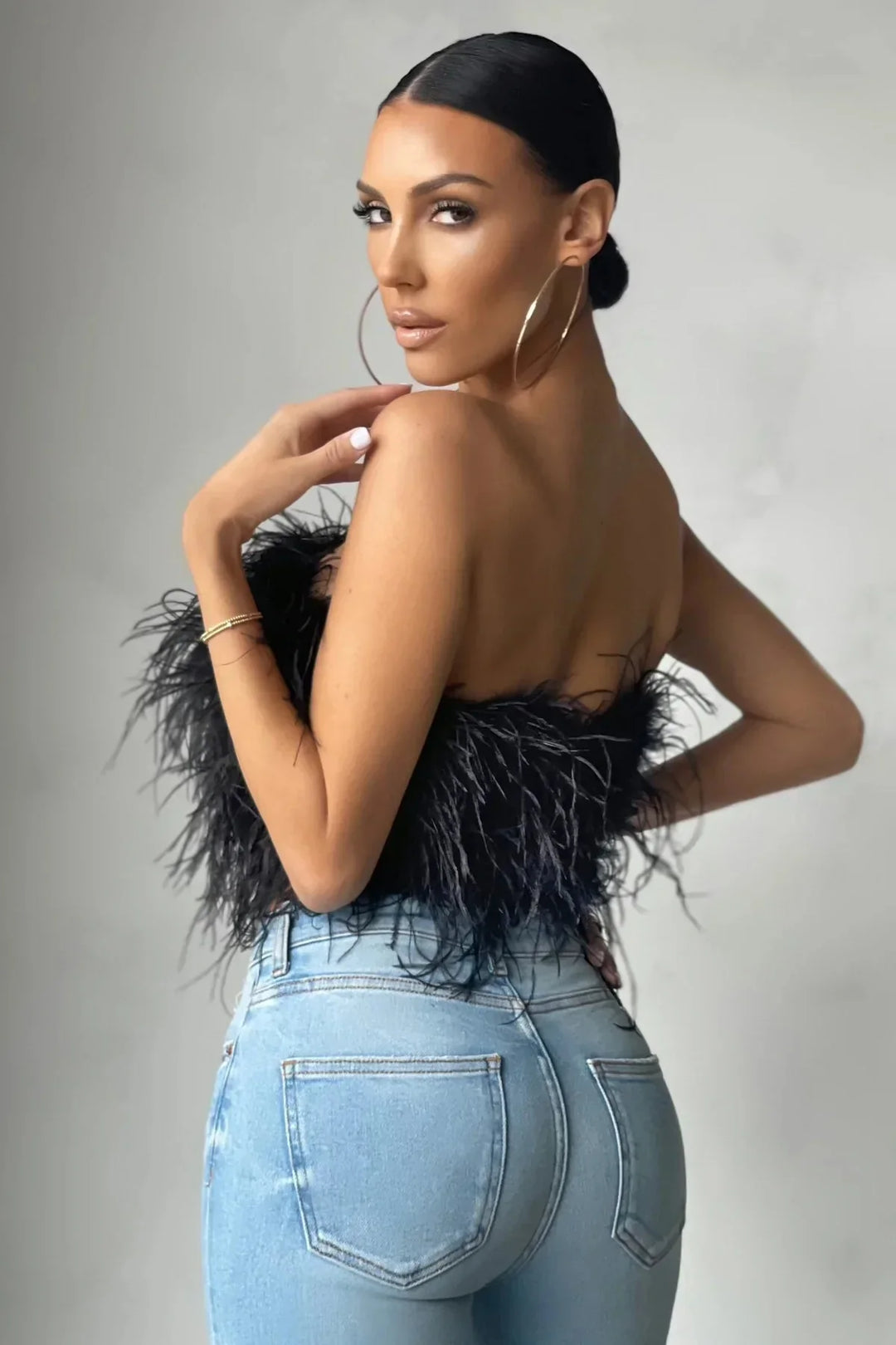 Stijlvolle vrouwen crop top met zachte veren, elegante avondkleding voor speciale gelegenheden.