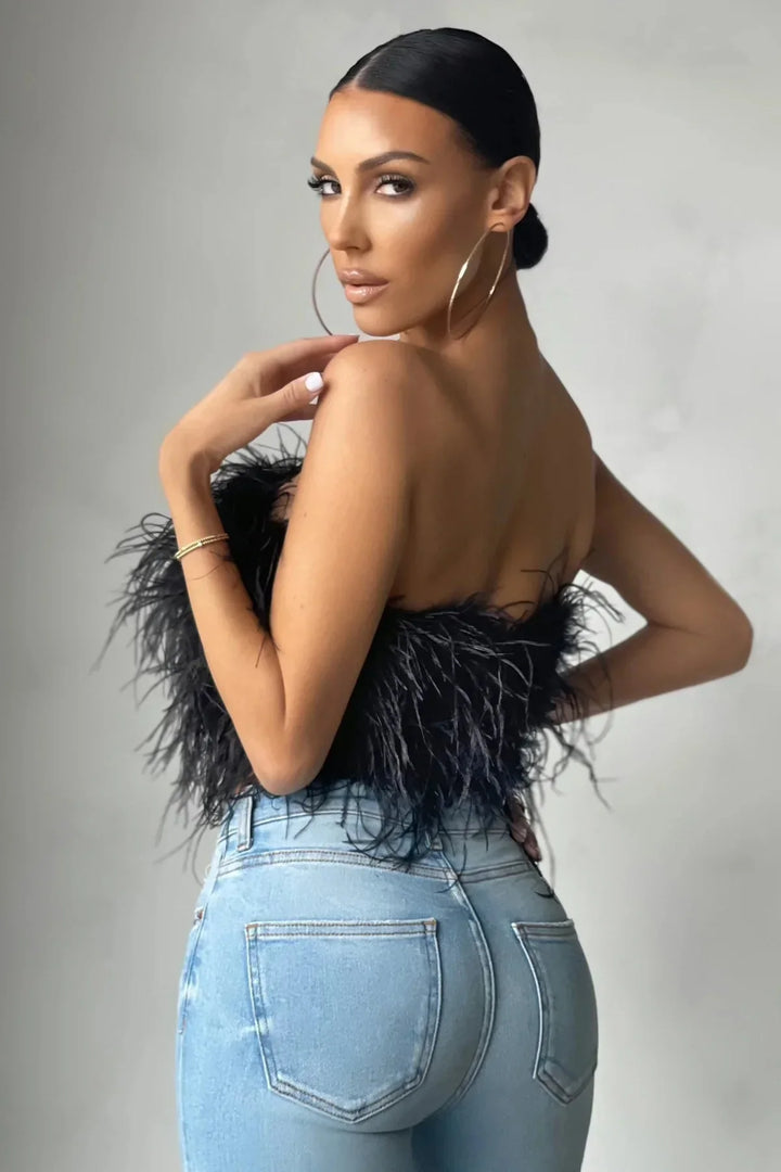 Stijlvolle vrouwen crop top met zachte veren, elegante avondkleding voor speciale gelegenheden.