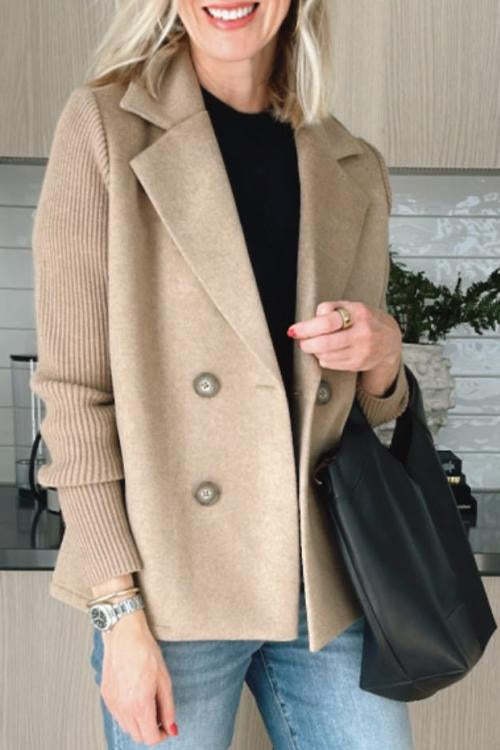Modieuze dames double breasted blazer, met scherpe reverskraag voor een moderne en chique look.