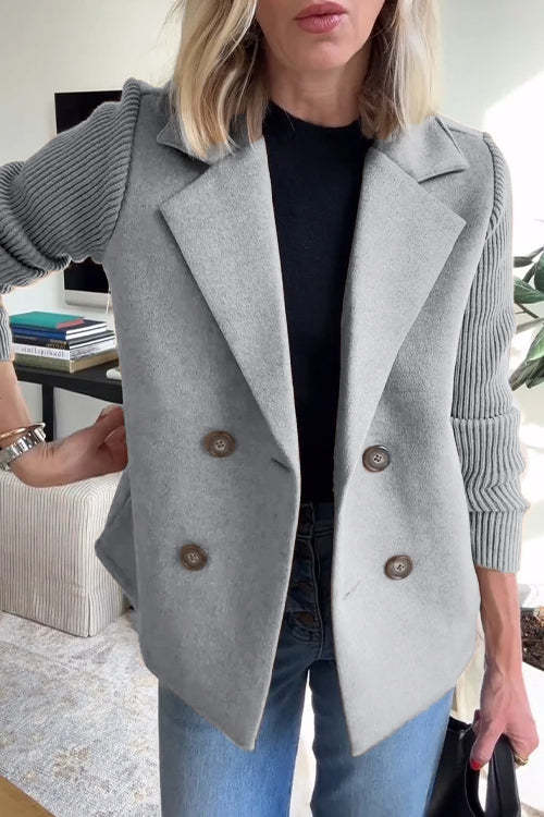 Detailfoto van de double breasted blazer met zichtbare knoopsluiting en functionele zakken.