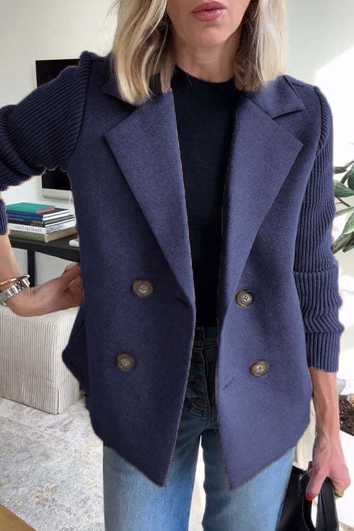 Dames double breasted blazer als onderdeel van een elegante lente outfit, perfect voor werk of vrije tijd.