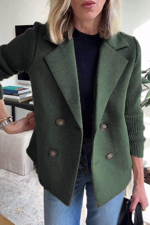 Veelzijdige damesblazer, double breasted model met reverskraag, geschikt voor zowel formele als casual looks.