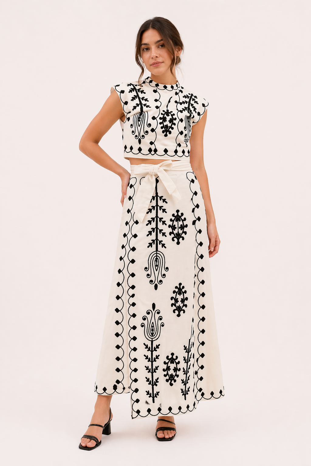 Elegante dames geborduurde midirok en korte top set, perfect voor zomerse casual chic.