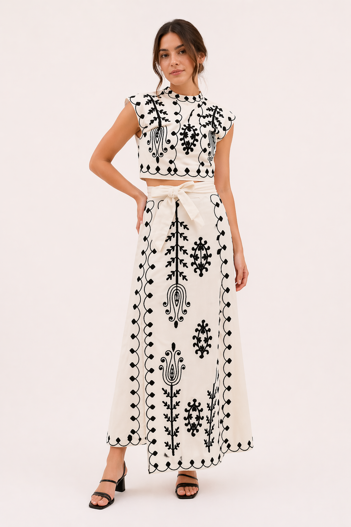Elegante dames geborduurde midirok en korte top set, perfect voor zomerse casual chic.