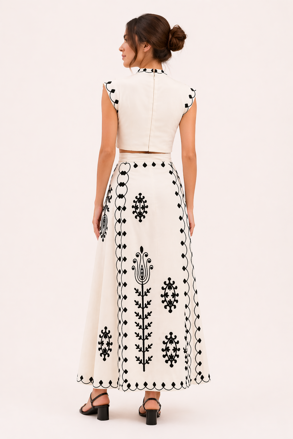 Veelzijdige tweedelige dames set: geborduurde midirok en korte top voor feestelijke of casual outfits.