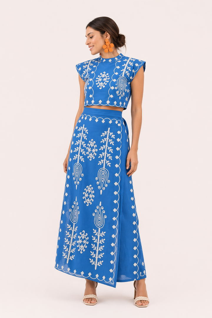 Dames zomeroutfit: geborduurde midirok met verstelbare riem en bijpassende korte top.