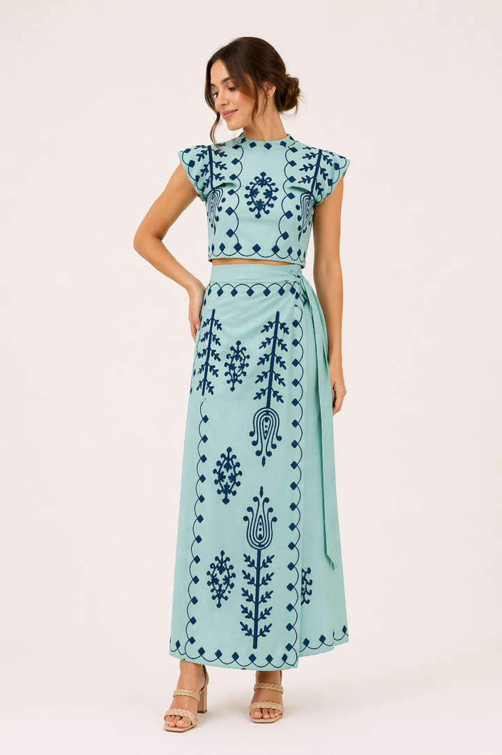 Modieuze dameskleding: complete geborduurde midirok en korte top set, ideaal voor de zomer.