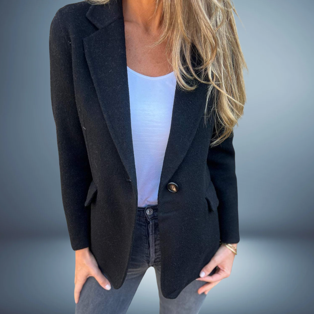 Elegante dames getailleerde blazer met reverskraag en lange mouw, perfect voor zakelijk en casual gebruik.