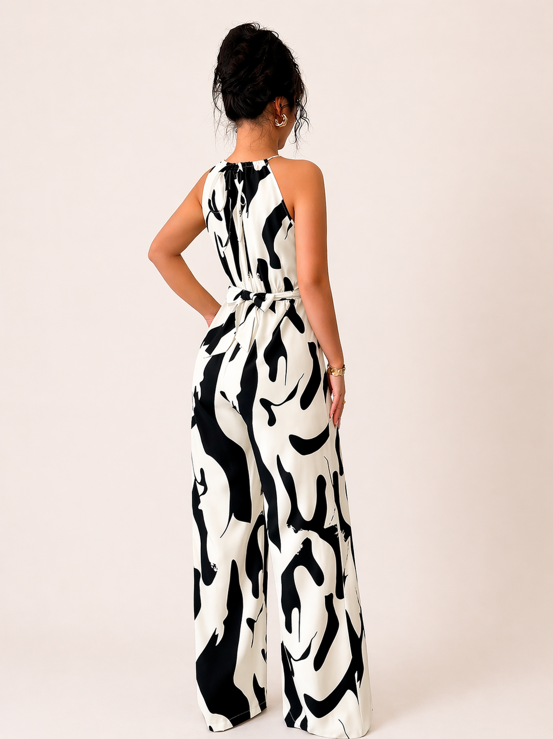 Beige dames halter jumpsuit met wijde pijpen, perfect voor een chique zomerse look en speciale gelegenheden.