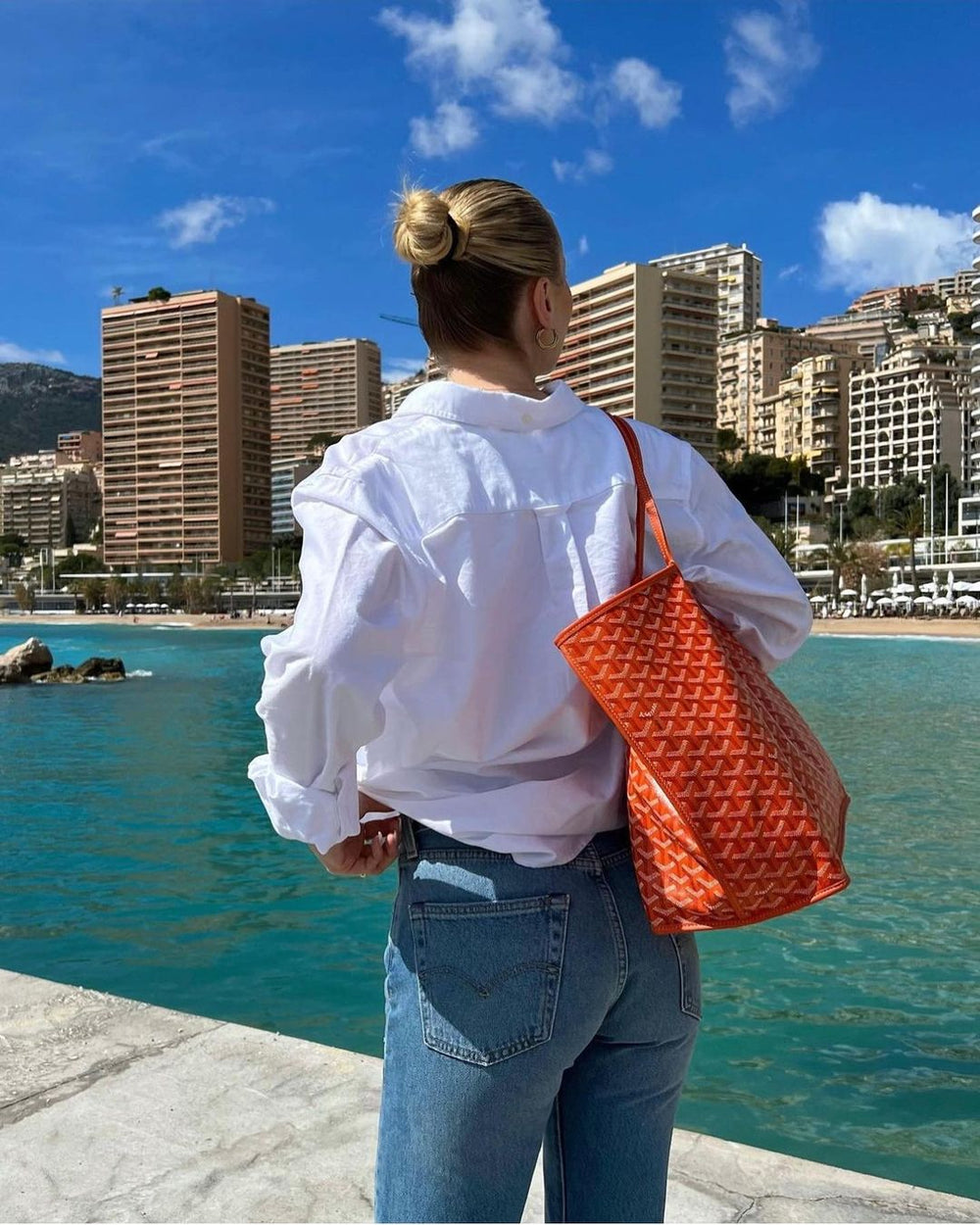 Klassieke dames handtas, veelzijdig te dragen als chique schoudertas of functionele crossbody tas.