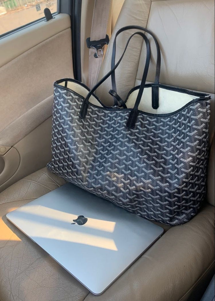 Dame draagt een modieuze dames handtas, ideaal als accessoire voor een elegante en trendy uitstraling.