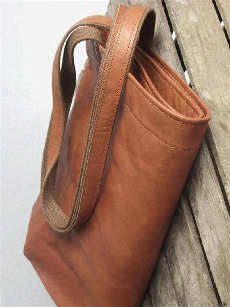 Klassieke bruine vegan leren dames handtas, ruim en tijdloos elegant. Perfect als schoudertas, een duurzaam item.