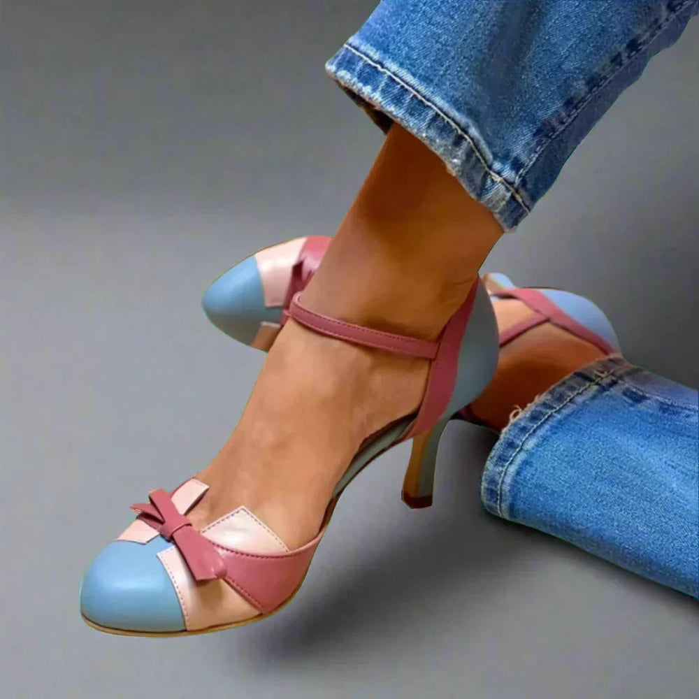 Chique tweekleurige dames pumps met stilettohak en enkelbandje, ideaal voor modebewuste vrouwen.