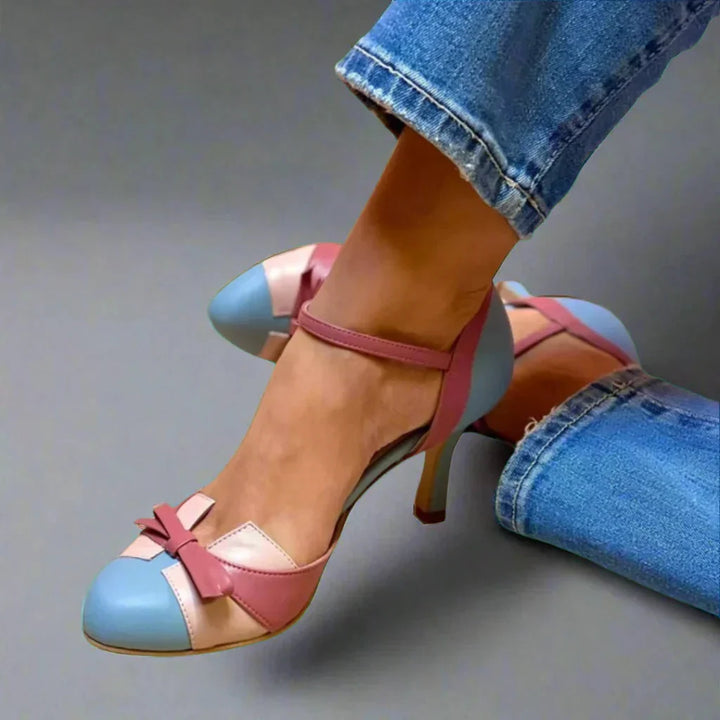 Chique tweekleurige dames pumps met stilettohak en enkelbandje, ideaal voor modebewuste vrouwen.