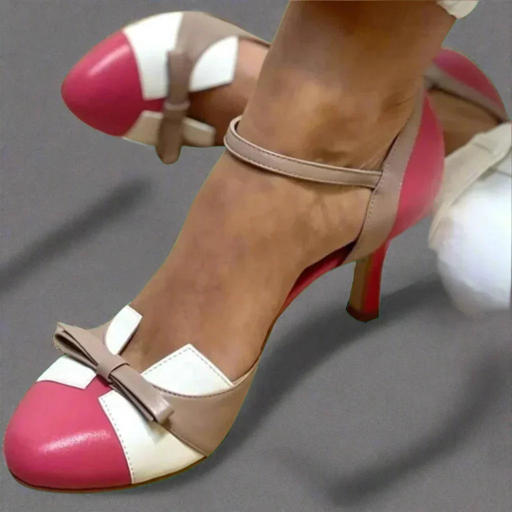 Modieuze damesschoenen: high heels met comfortabel enkelbandje, ronde neus en decoratief strikje.