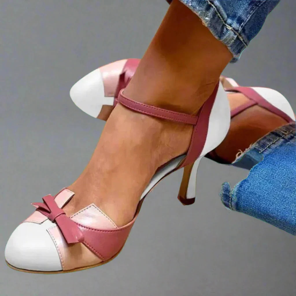 Stijlvolle dames stilettohakken met ronde neus, enkelbandje en strikdetails, geschikt voor elke chique gelegenheid.