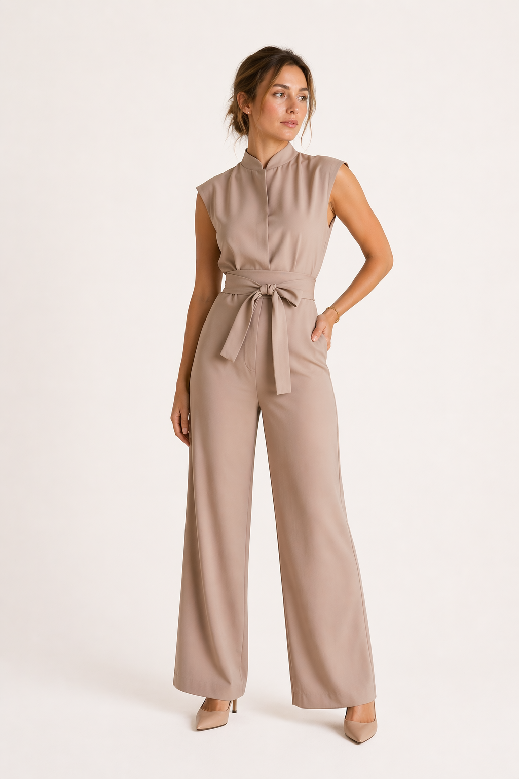 Elegante dames jumpsuit met brede pijpen, V-hals en strikriem. Perfect voor kantoor of feestkleding.