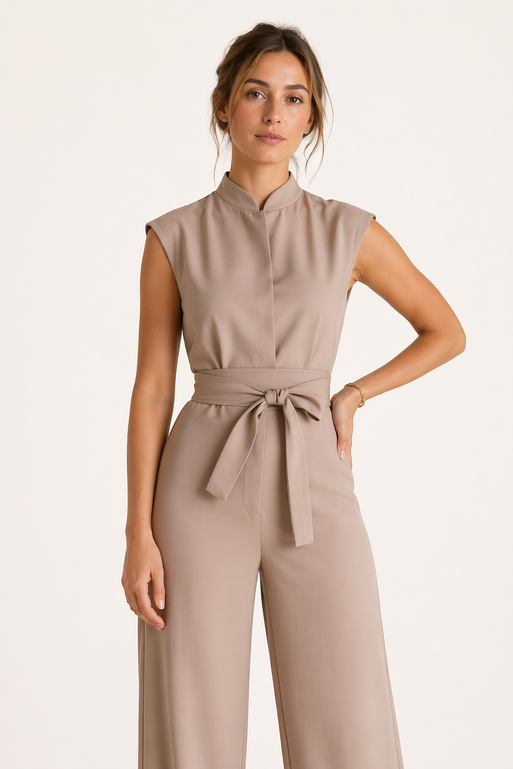 Modieuze lange dames jumpsuit met wijde pijpen en tailleband, ideaal voor zomerse casual chic outfits.
