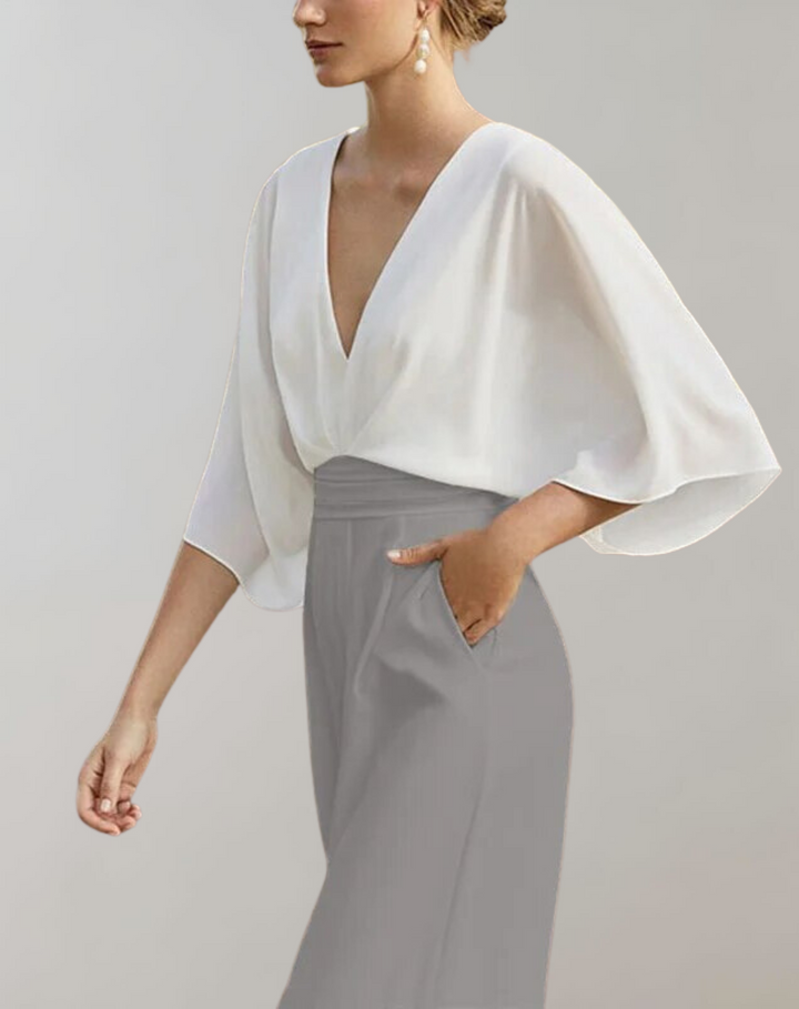 Maak een statement met deze modieuze dames jumpsuit, wijde pijpen en diepe V-hals voor een chique en trendy look.