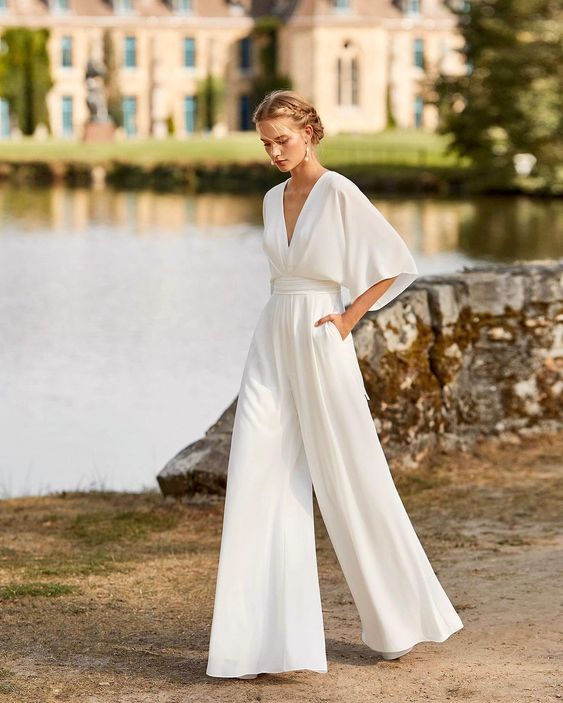 Modieuze dames jumpsuit met comfortabele wijde pijpen, diepe V-hals en flatterende pasvorm, ideaal voor de zomer.
