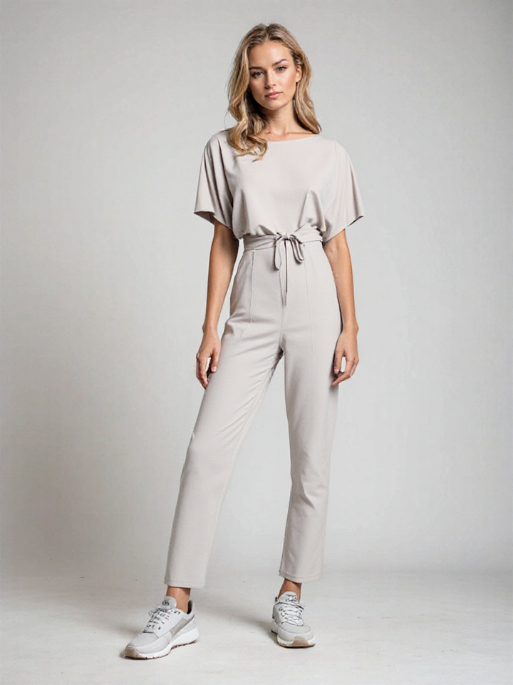 Casual chic dames jumpsuit met ceintuur en korte mouwen, ideaal voor een relaxte zomerlook.