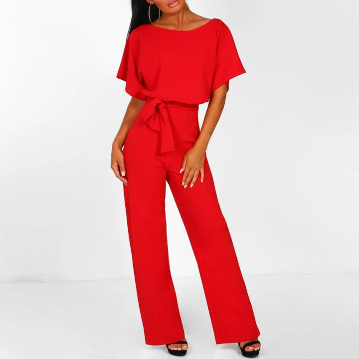 Elegante dames jumpsuit met ceintuur en korte mouwen, ideaal voor een verfijnde casual chic outfit.