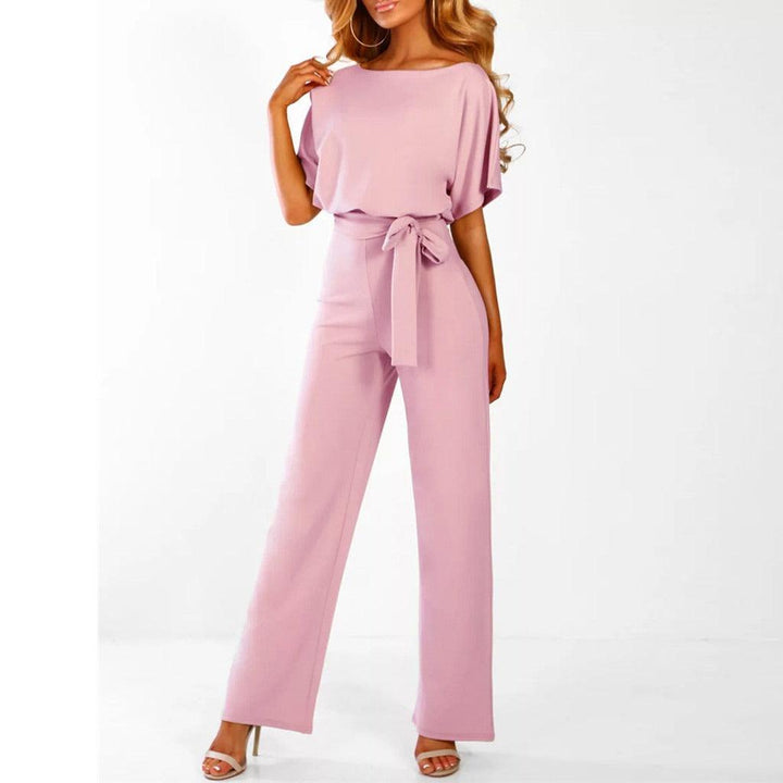 Trendy dames jumpsuit met korte mouwen en ceintuur, een veelzijdig kledingstuk voor de moderne vrouw.