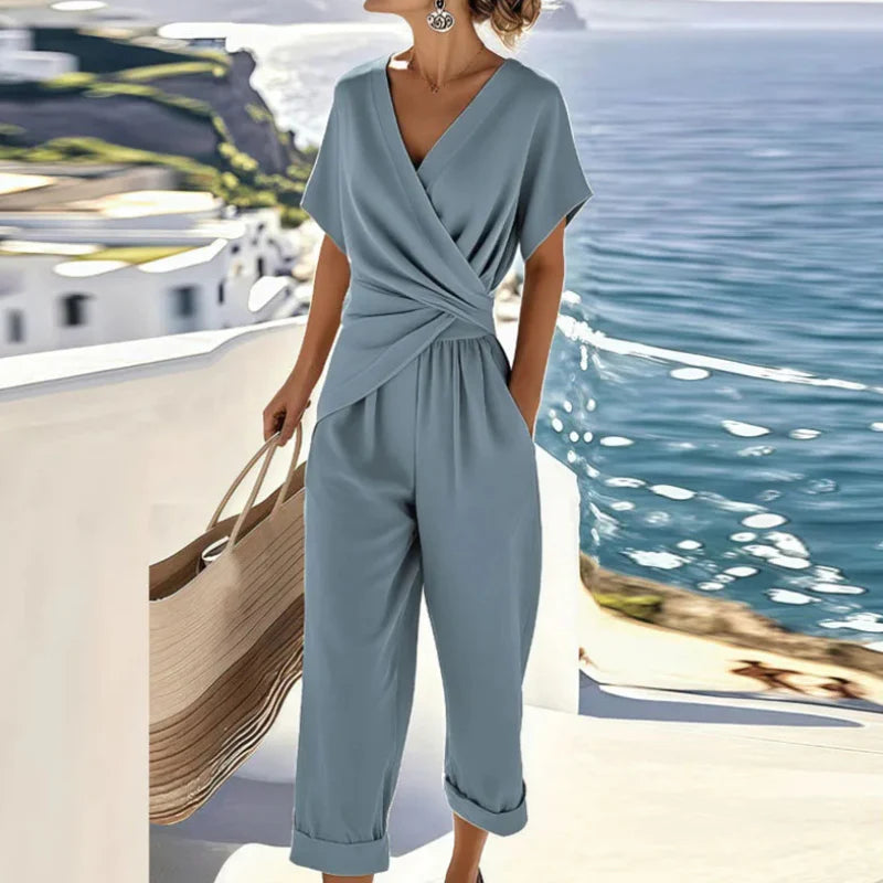Stijlvolle dames jumpsuit met taille accent en overslag, ideaal voor zomerse dagen; comfortabel en modieus.