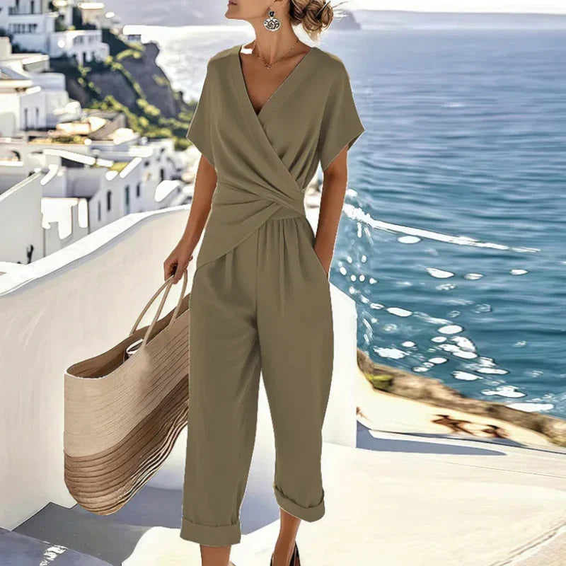 Chic dames jumpsuit met korte mouwen, elegante overslag en verfijnd taille accent; veelzijdig voor elke gelegenheid.