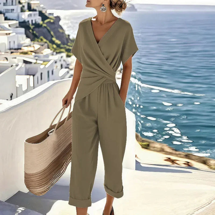 Chic dames jumpsuit met korte mouwen, elegante overslag en verfijnd taille accent; veelzijdig voor elke gelegenheid.