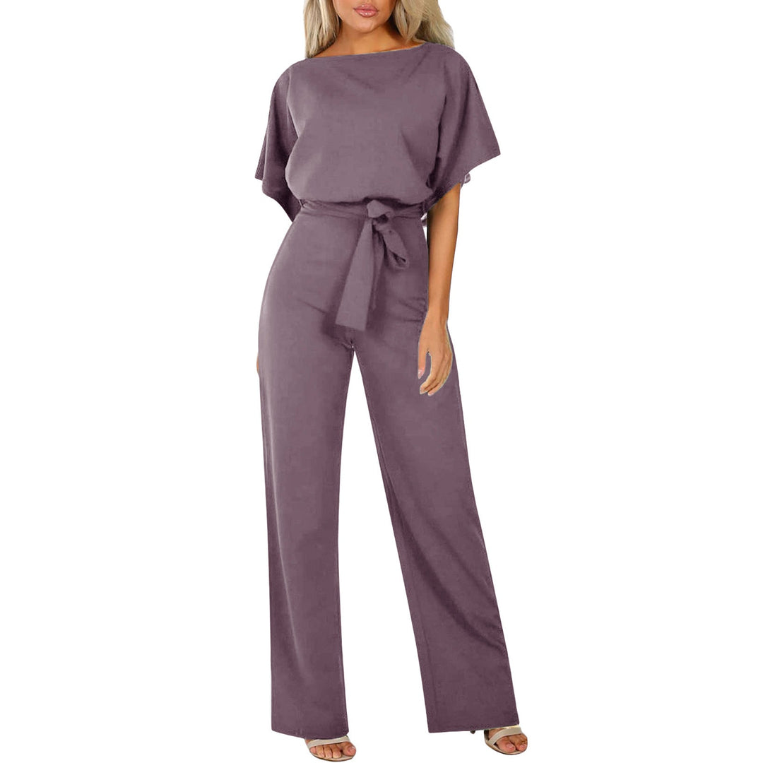 Stijlvolle zwarte dames jumpsuit met ceintuur. Veelzijdig voor een feest of een casual look.