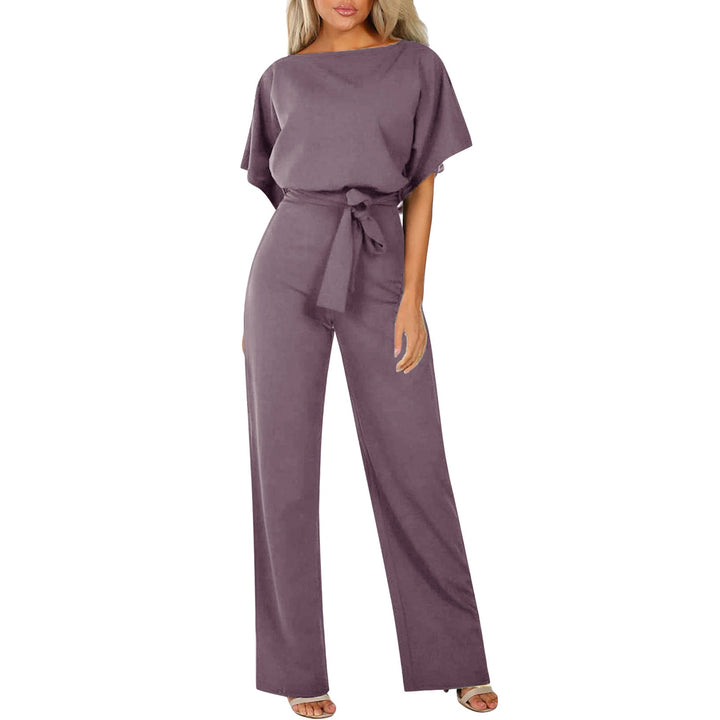 Stijlvolle zwarte dames jumpsuit met ceintuur. Veelzijdig voor een feest of een casual look.