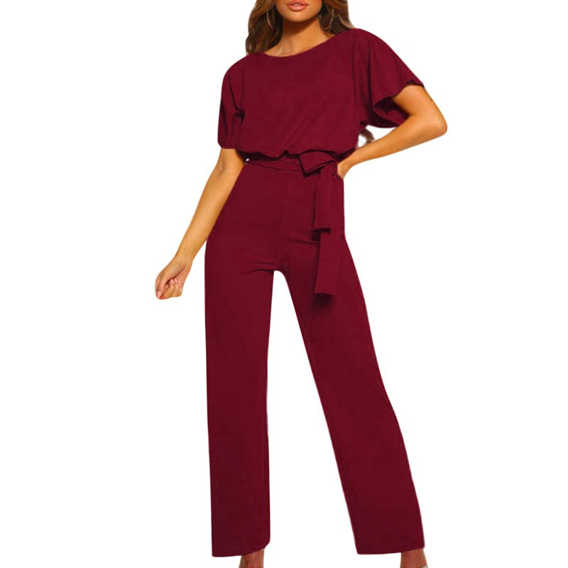 Chique dames jumpsuit met tailleceintuur en wijde pijpen, perfect voor een elegante zomeroutfit.