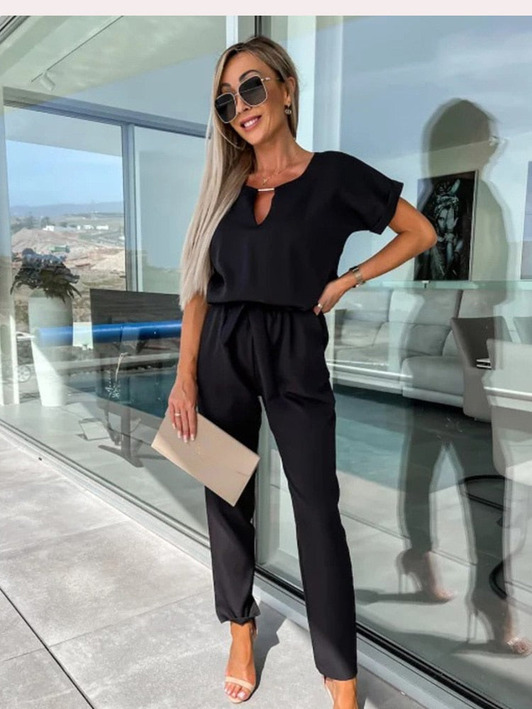 Feestelijke dames jumpsuit met elegante V-hals en korte mouwen, een stijlvolle keuze voor avondkleding.
