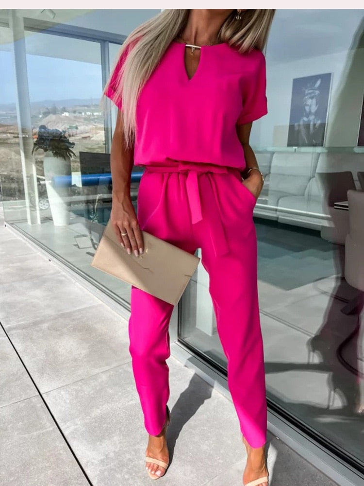 Veelzijdige dames jumpsuit, casual chic met V-hals en korte mouwen, ideaal voor zowel dagelijks als feestelijk.