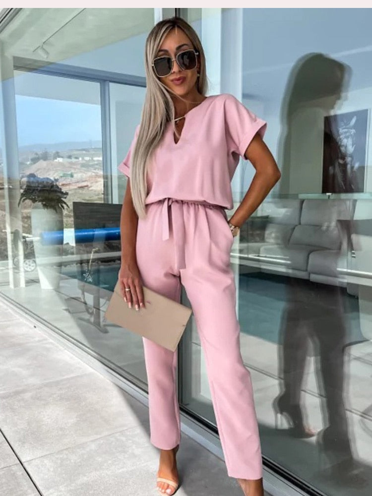Modieuze dames jumpsuit met elegante V-hals en korte mouwen, een must-have voor elke damesmode collectie.