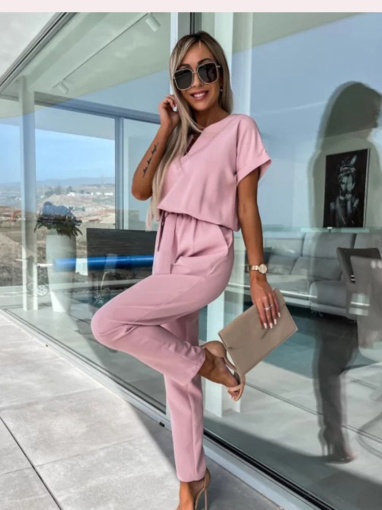 Stijlvolle zomeroutfit: dames jumpsuit met V-hals, korte mouwen en comfortabele pasvorm voor warme dagen.