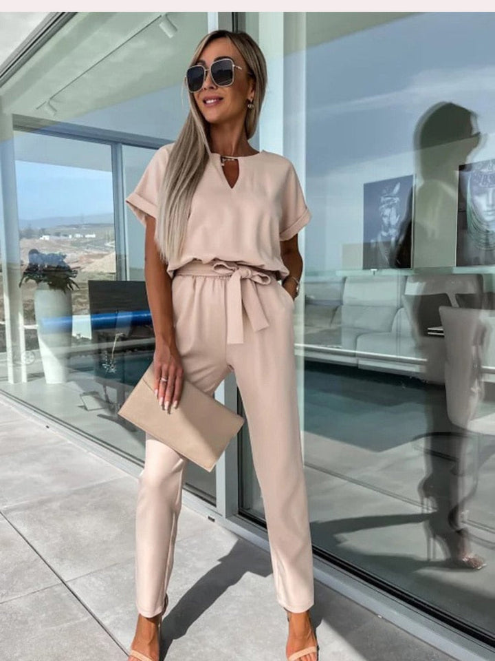 Trendy dames jumpsuit met een moderne V-hals en korte mouwen, ideaal voor een frisse en actuele mode-look.