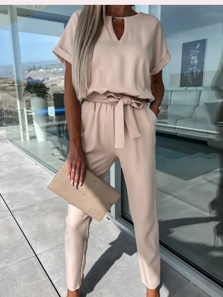 Een complete outfit: dames jumpsuit met V-hals en korte mouwen, een veelzijdig kledingstuk voor elke garderobe.