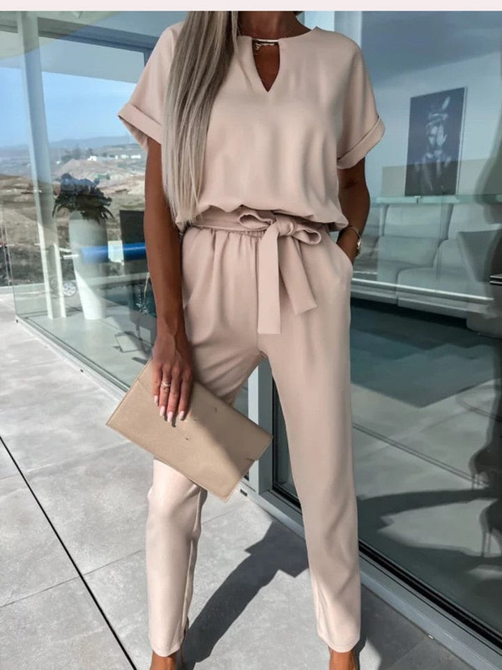 Een complete outfit: dames jumpsuit met V-hals en korte mouwen, een veelzijdig kledingstuk voor elke garderobe.