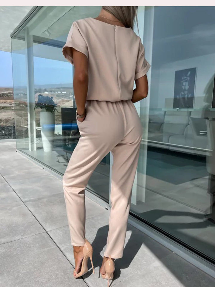Chique dames jumpsuit met V-hals en korte mouwen, perfect voor zowel kantoor als een ontspannen zomerse dag.